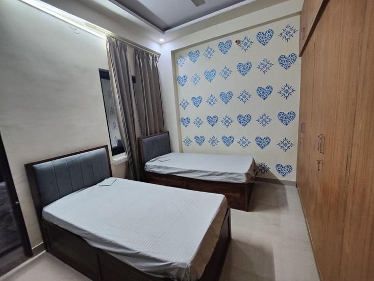 Nomadic Paying Guest